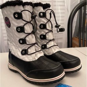 New with tags Totes Snow Boots big kids size 5M